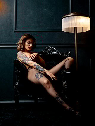Sinni Chillin' In An Armchair (by Piotr Daniel) [OC]'