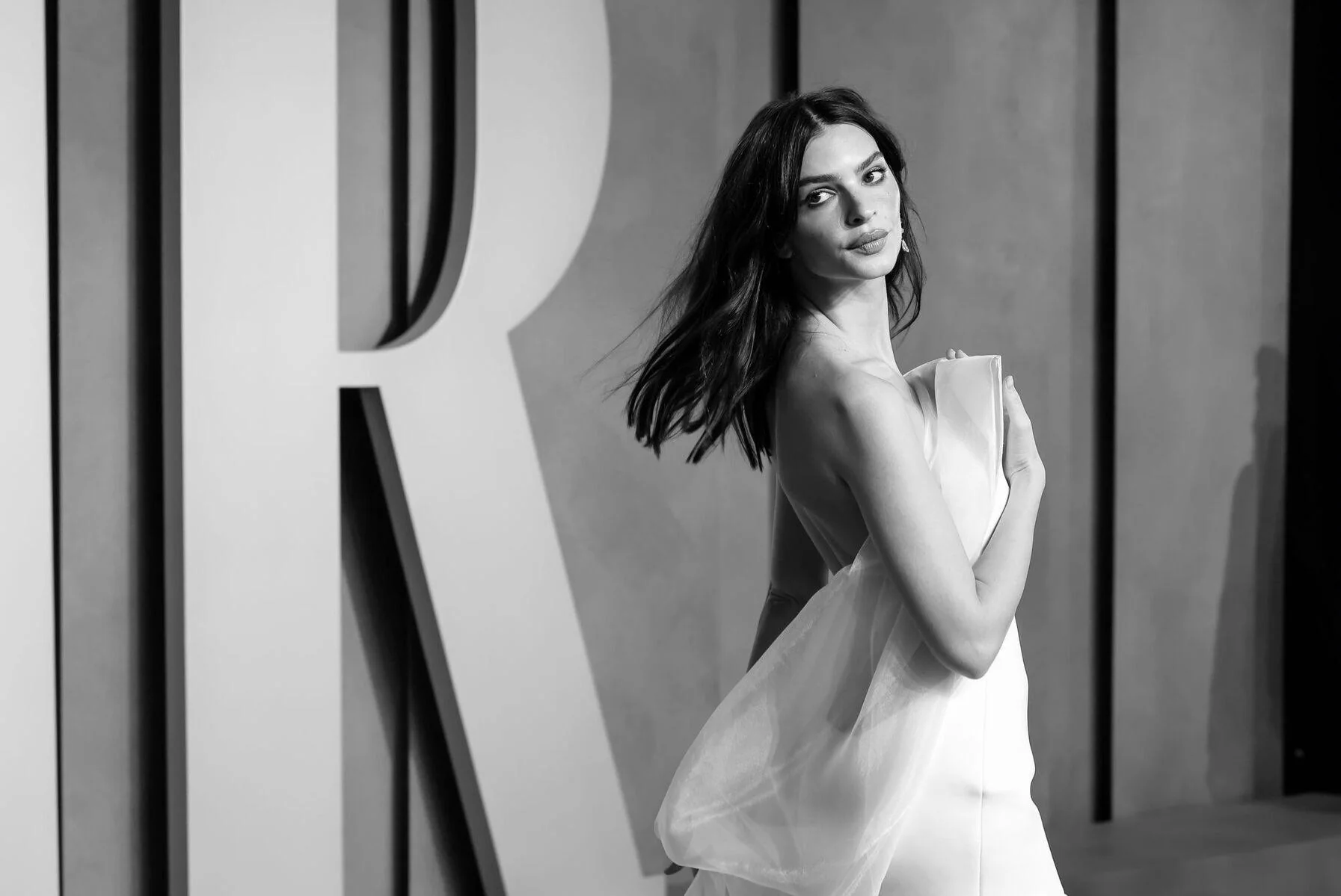 Emily Ratajkowski picture 1 of 3