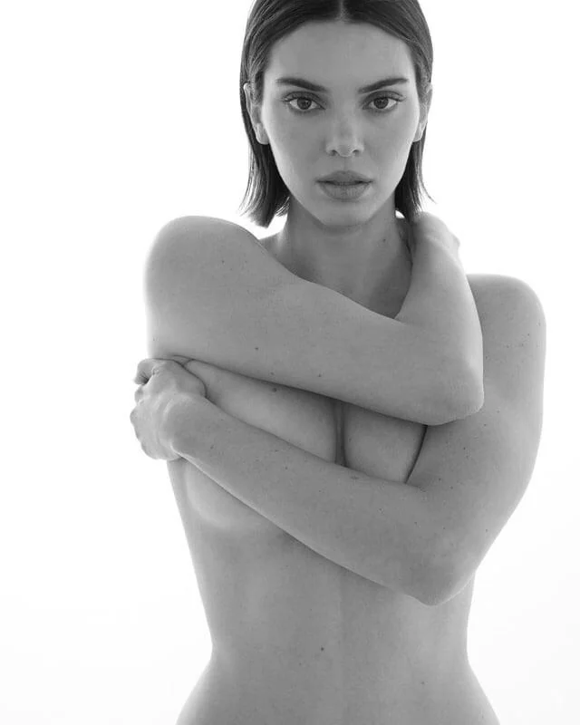 Kendall Jenner 🖤 picture 1 of 3