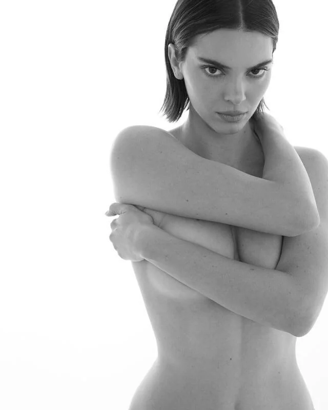Kendall Jenner 🖤 picture 3 of 3