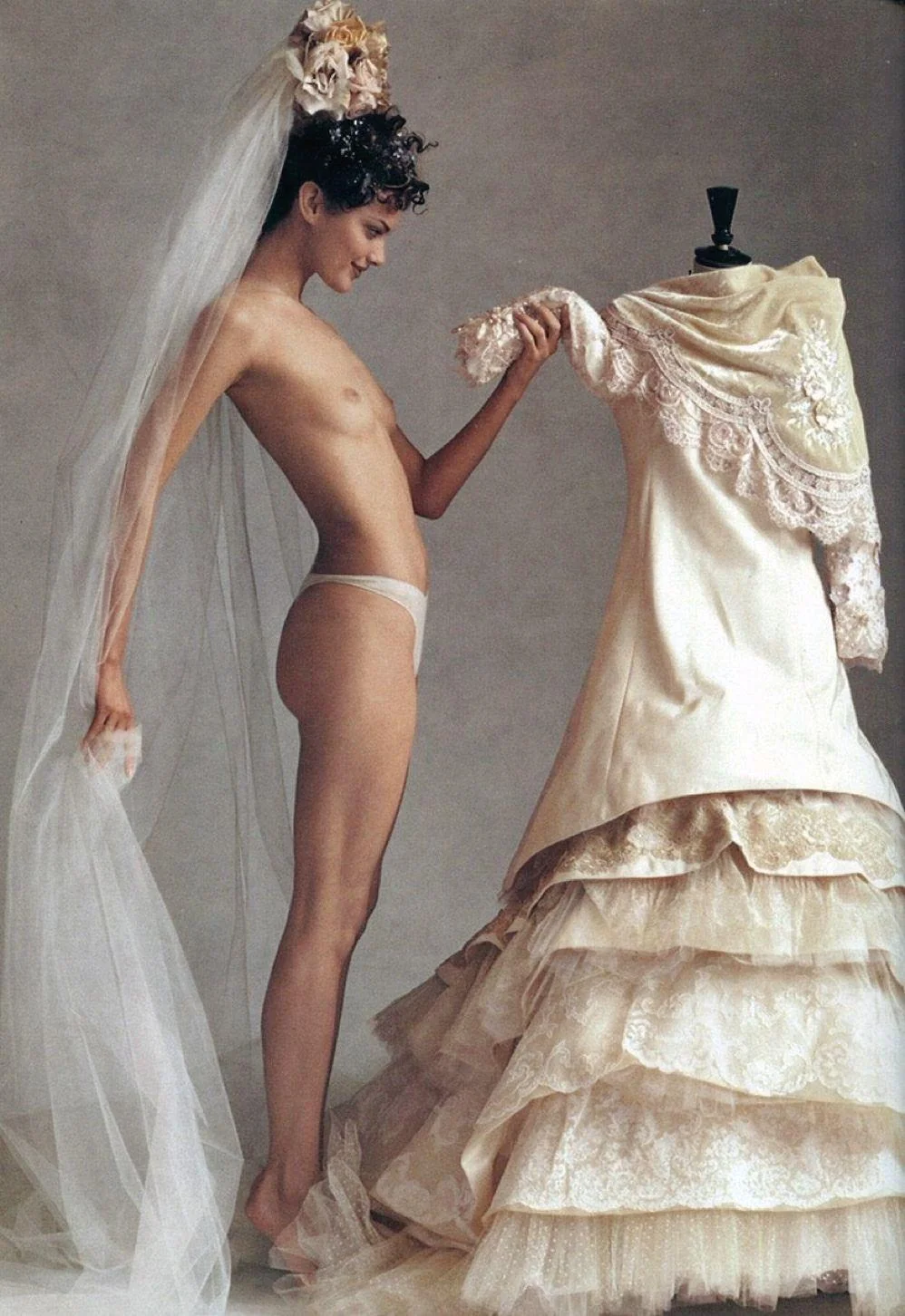 Shalom Harlow | Vogue US December 1995 | ph. Irving Penn picture 1 of 1